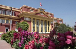 राष्ट्रपति कार्यालयमा एक करोडको गलैँचा फेरिँदै