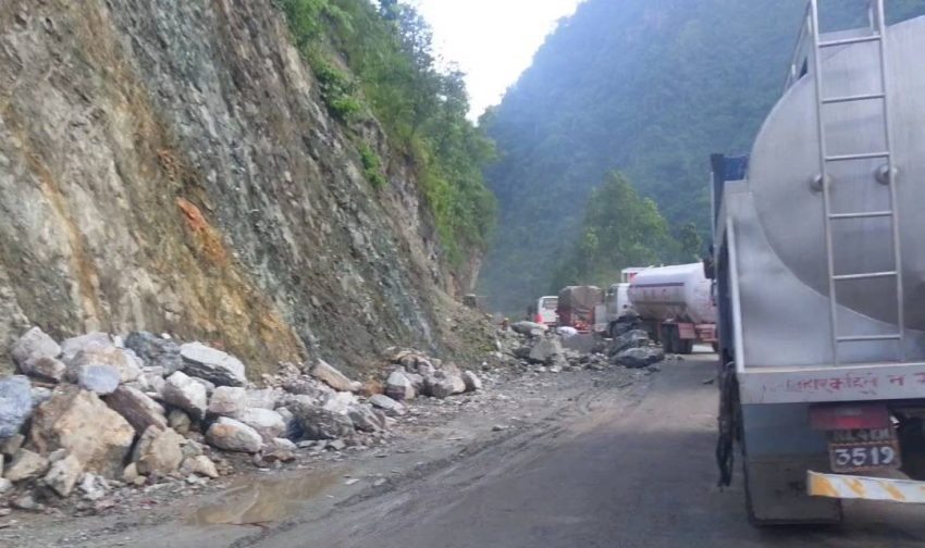 नारायणगढ–मुग्लिन सडकखण्डको पहिरो तीन दिन लगाएर पन्छाइयो