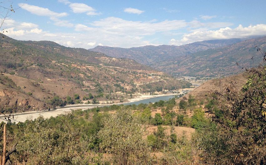 पहिरो खसेपछि थुनियो अरुण नदी, परिवार विस्थापित