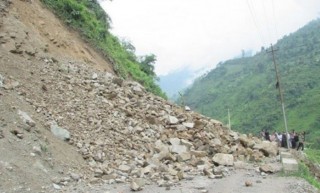 अविरल वर्षाको कारण पहिरो जाँदा विभिन्न स्थानका सडक अवरूद्ध