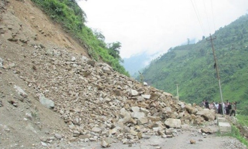 हेटौँडा- कुलेखानी- काठमाडौँ सडकखण्डका ठाउँ ठाउँमा पहिरो