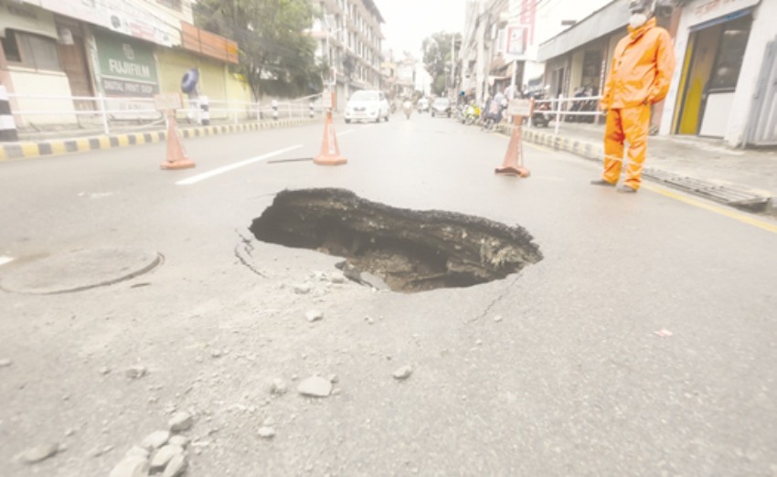 मध्य बानेश्वरको सडकमा प्वाल