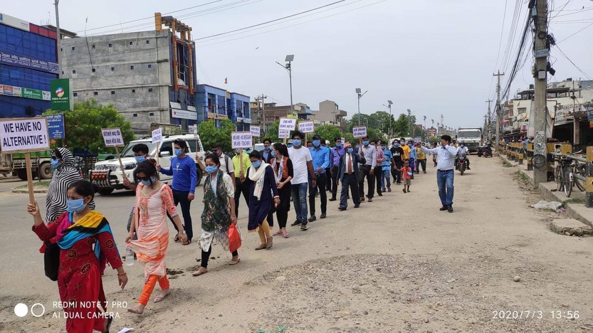तलब नपाएपछि सडकमा आए निजी विद्यालयका शिक्षक