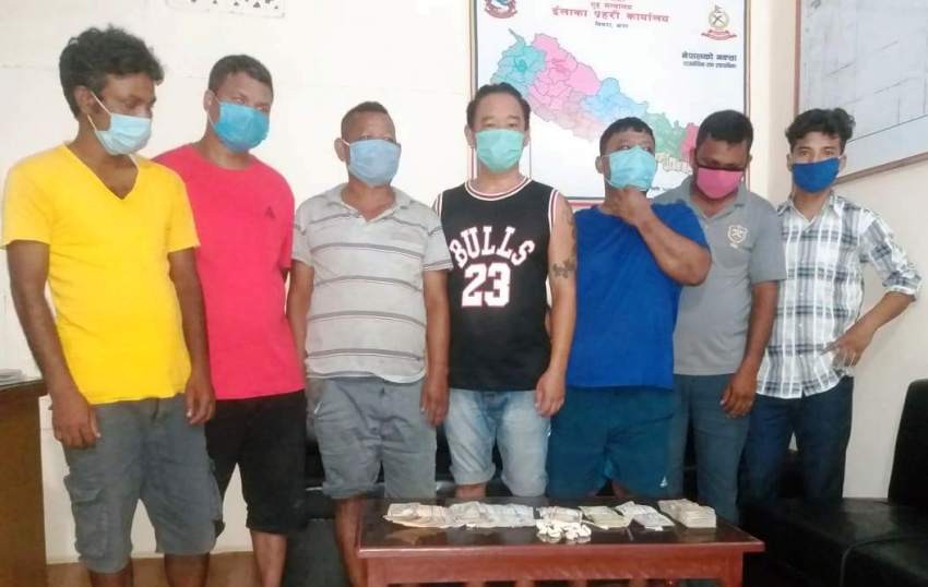 बारा प्रहरीको एक्सनः जुवा खेल्ने ७ जुवाडे प्रहरीको फन्दामा