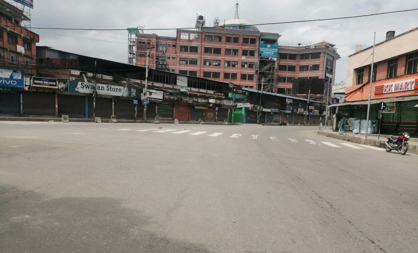 उपत्यकाको निषेधाज्ञाः निजी सवारीमा जोर बिजोर, फेन्सी पसल खुल्ने