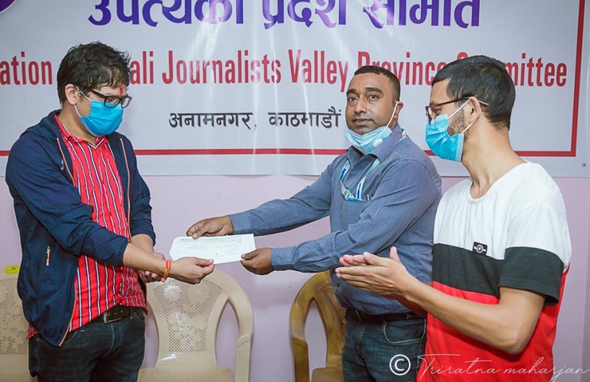 पत्रकार थापालाई बीमा वापतको रकम हस्तान्तरण