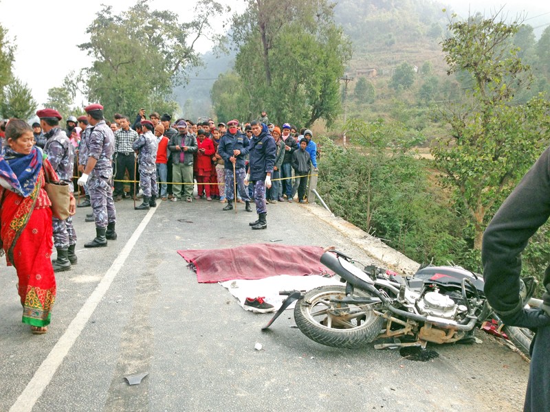 बसले मोटरसाइकललाई ठक्कर दियो, २९ वर्षीय अधिकारीको मृत्यु