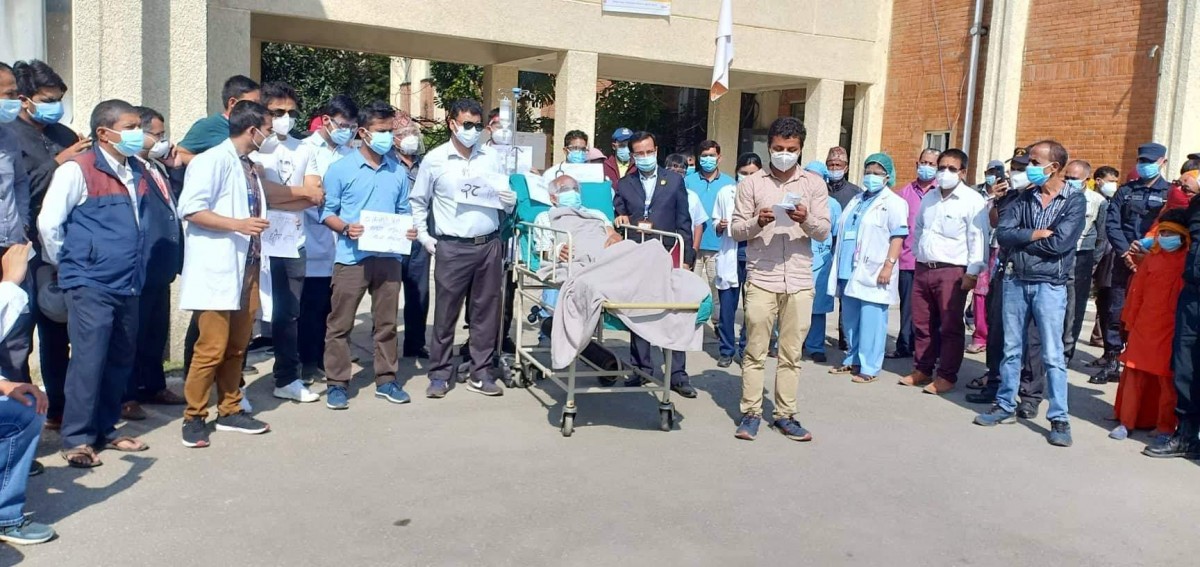 नेपालीको हातबाट जुस पिएर तोडे डाक्टर केसीले आमरण अनशन