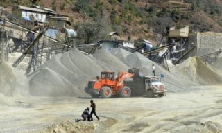 जनप्रतिनिधिकै अवैद्य ढुंगा खानी, रोकिएन निकासी