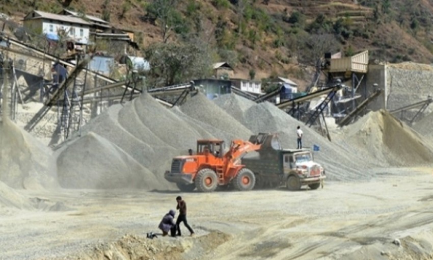 जनप्रतिनिधिकै अवैद्य ढुंगा खानी, रोकिएन निकासी