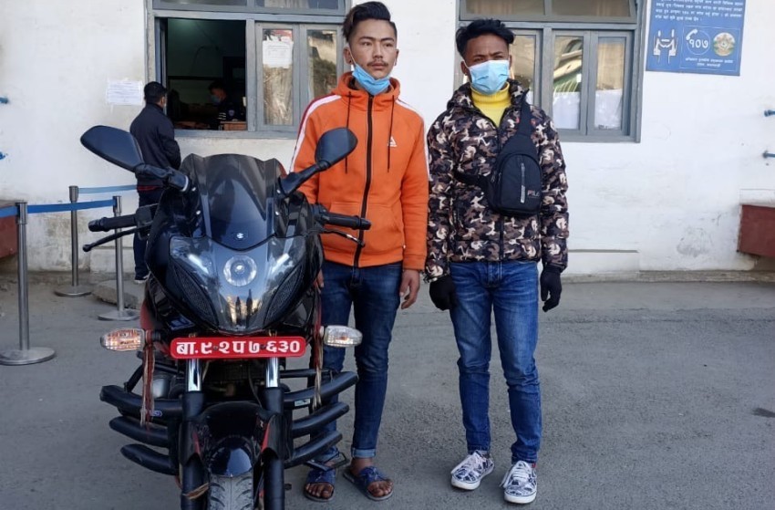 चोरीका मोटरसाईकल चलाउने धादिङका २ युवक प्रहरीको नियन्त्रणमा