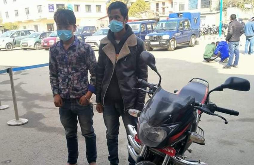 चोरीको मोटरसाईकल सहित २ जना पक्राउ