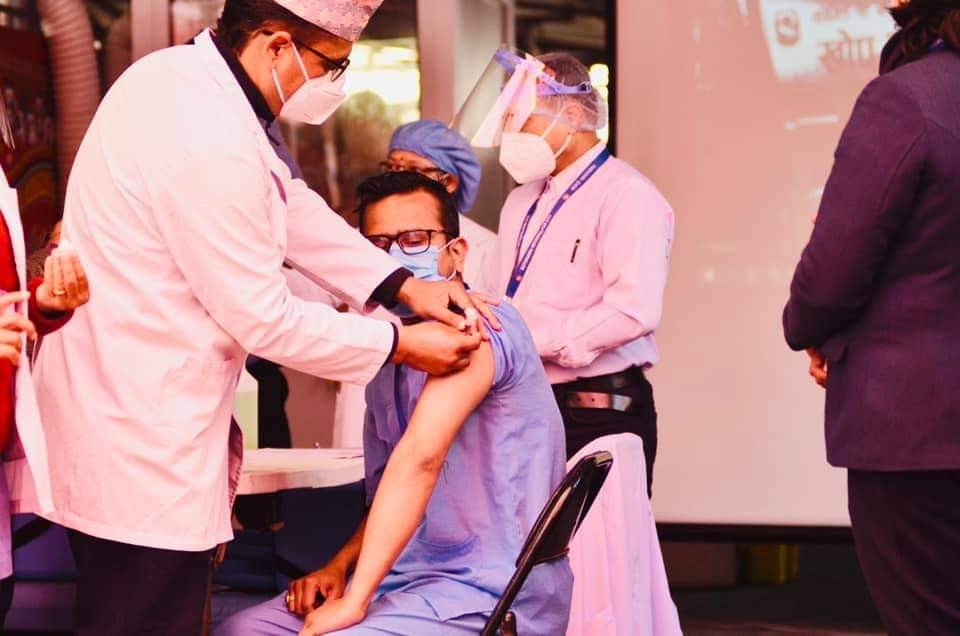 बुधबार पहिलो दिन कतिले लगाए कोरोनाको खोप ? यी हुन् लक्की व्यक्ती