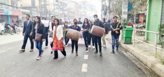 नारी दिवसमा एम्स कलेजको प्रभातफेरी, नारीले बजाए नेवारी बाजा