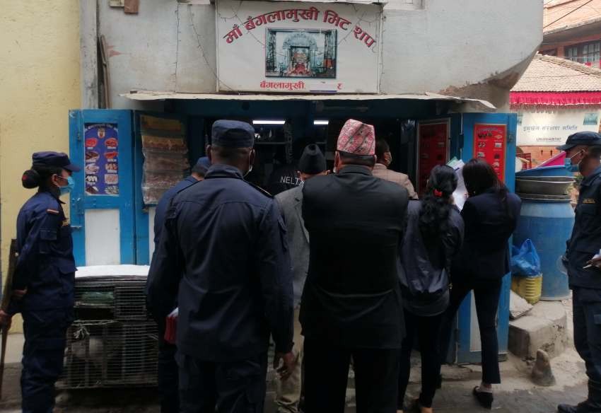 ललितपुरको कुम्भेश्वर क्षेत्रका माछामासु पसल अनुगमन, दुई व्यवसायीलाई कारवाही