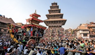 बिस्केट जात्राको रथ तान्दा १९ घाइते, मध्यराति ढुंगा हानाहान