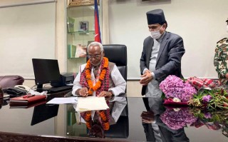 प्रधानमन्त्री ओलीकै नेताहरूले जलाए उपप्रधानमन्त्री महतोको पुत्ला
