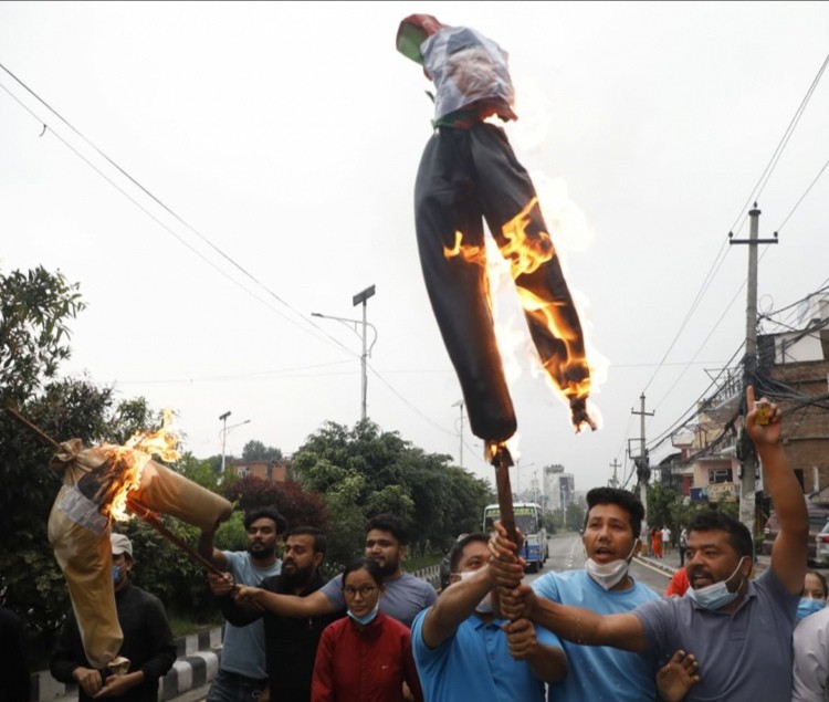 राष्ट्रपति र प्रधानमन्त्रीको पुत्ला दहन