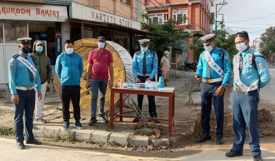 मर्निङ्ग वाक हिडनेलाई ट्राफिक प्रहरीले बाड्यो मास्क