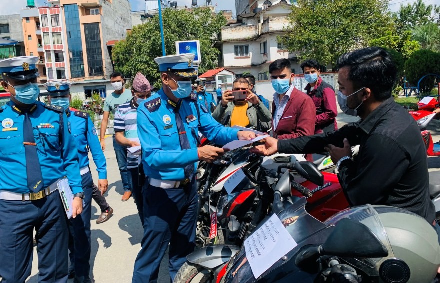 ट्राफिक प्रहरीले जिम्मा लगायो २१ वटा मोटरसाईकल