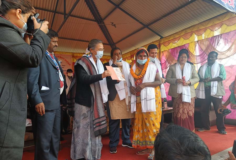 सप्तरीको गाउँव्लकमा जग्गा धनी प्रमाण पुुर्जा वितरण
