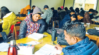 पुस्तकालयमा पढ्न झिसमिसेमै लाम