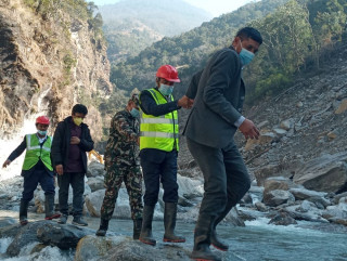 मेलम्ची पुननिर्माणस्थल अम्वाथानमा खानेपानी मन्त्रीको छड्के, बिहानै पुग्दा कमचारी छक्क