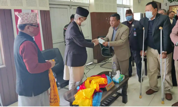 एमालेबाट निर्वाचित गाउँपालिका अध्यक्ष कांग्रेसमा प्रवेश, देउवाले गरे स्वागत