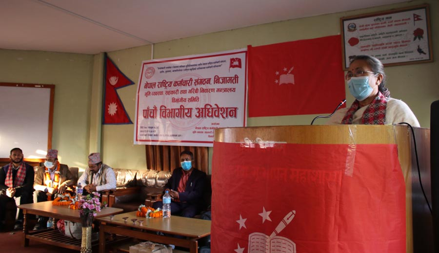 कर्मचारीहरु नागरिकप्रति उत्तरदायी बन्नुपर्नेमा मन्त्री श्रेष्ठको जोड
