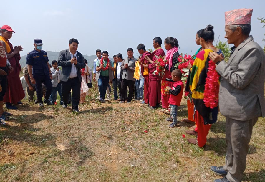 पानीको भारी बोकाएर पठाएका जनप्रतिनिधि पुनः गाउँ फर्कँदा मालाको भारी