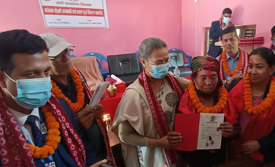चितवनको भरतपुर महानगरपालिकामा लालपूर्जा वितरण