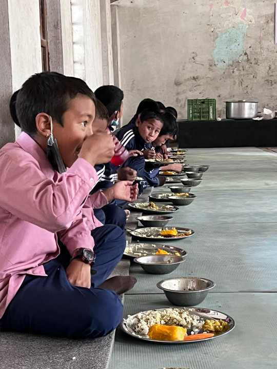 स्कुलमै बालबालिकालाई खाना र खाजा