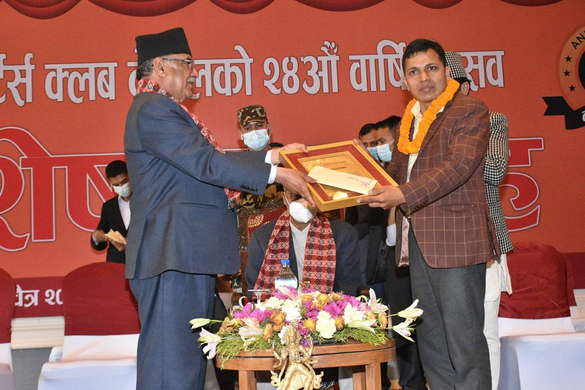 न्यौपानेलाई इच्छुक पत्रकारिता पुरस्कार