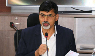 अर्थमन्त्री शर्माले पत्रकार सम्मेलन गर्दै