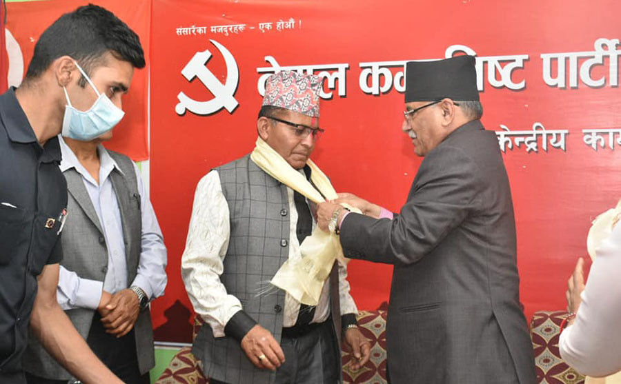 एमाले नेता माधव पाण्डे माओवादी केन्द्रमा प्रवेश