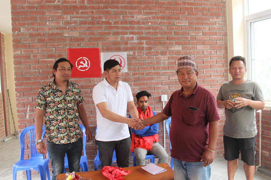 एमालेबाट निर्वाचित वडा अध्यक्ष र पालिका उपसचिव नेकपा (माओवादी केन्द्र) मा प्रवेश