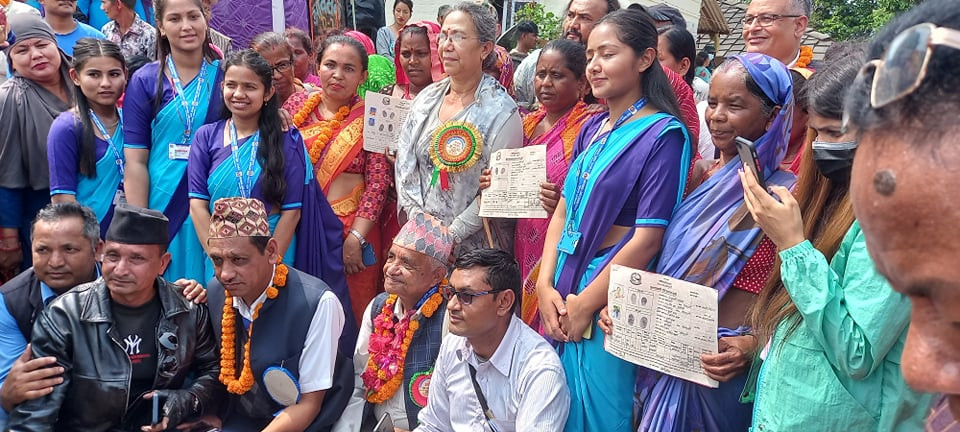भूमिव्यवस्था मन्त्री श्रेष्ठले थप्दैछिन् ऊर्जा : दिइन् २३ हजार बढी परिवारलाई लालपुर्जा