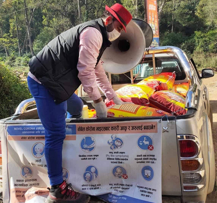 लक डाउनमा समस्या परेकालाई राहत बाड्दै नायक घिमिरे