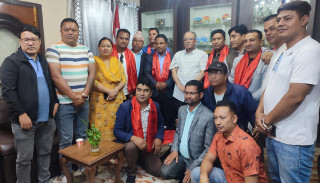 प्रचण्डले निवासमै बोलाएर भेटे मध्यपुर थिमिका गठबन्धनका उम्मेदवारहरुलाई
