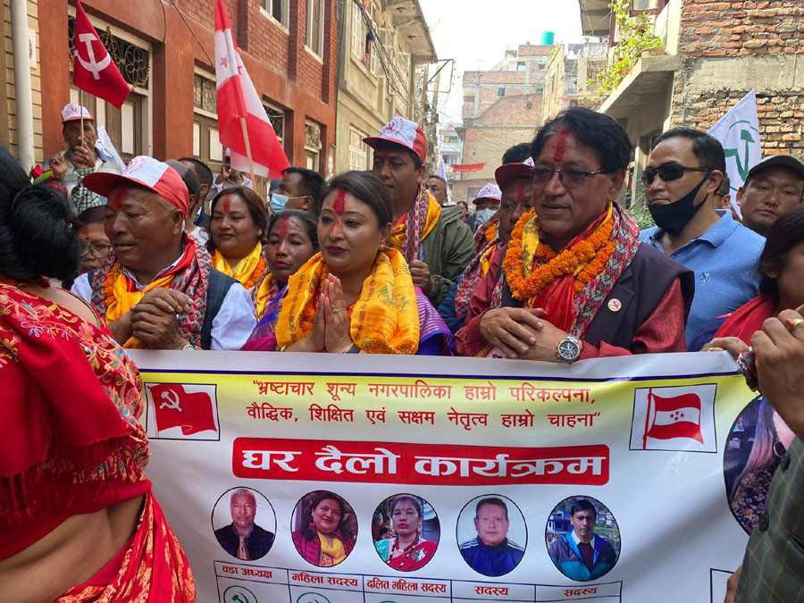 महालक्ष्मीका मेयर उम्मेदवार शिव कट्टेल घरघरमा पुग्दा स्थानीय उत्साहित