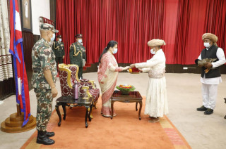 राष्ट्रपतिद्धारा ठेचोको नवदुर्गा भवानी देवीको प्रसाद ग्रहण