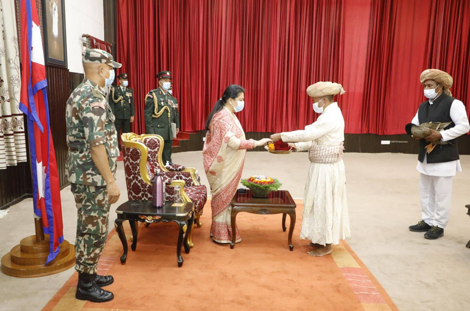 राष्ट्रपतिद्धारा ठेचोको नवदुर्गा भवानी देवीको प्रसाद ग्रहण