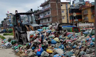 हजुरलाई नमस्ते परोपकारी संस्थाले वाफलस्थित सडक किनारमा थुप्रीएको फोहोर उठायो