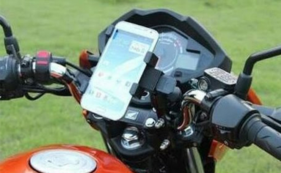 बाइकमा ‘मोबाइल स्ट्यान्ड’ राखे कारबाही