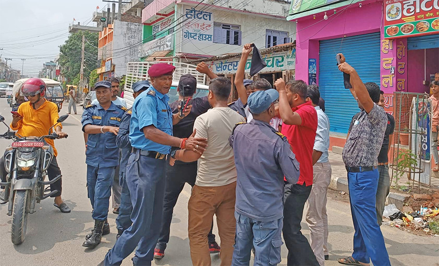 मधेशविरोधी भन्दै ओलीविरुद्ध जनकपुरमा कालो झण्डा देखाइयाे, विभिन्न जिल्लामा विरोध