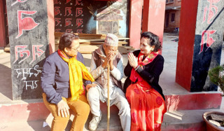 ललितपुरका उम्मेदवार भोट माग्दै घर–दैलोमा