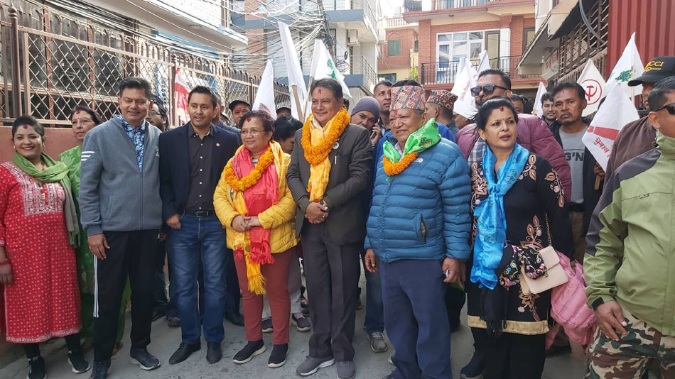 मतदाताको दैलोमा पम्फा र जितेन्द्र, ‘विकास र समृद्धिका लागि भोट दिनुस् ’