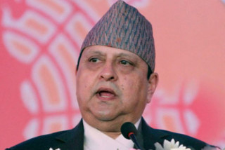 पूर्वराजा ज्ञानेन्द्र शाहले सर्वसाधारणलाई टिका लगाइदिने