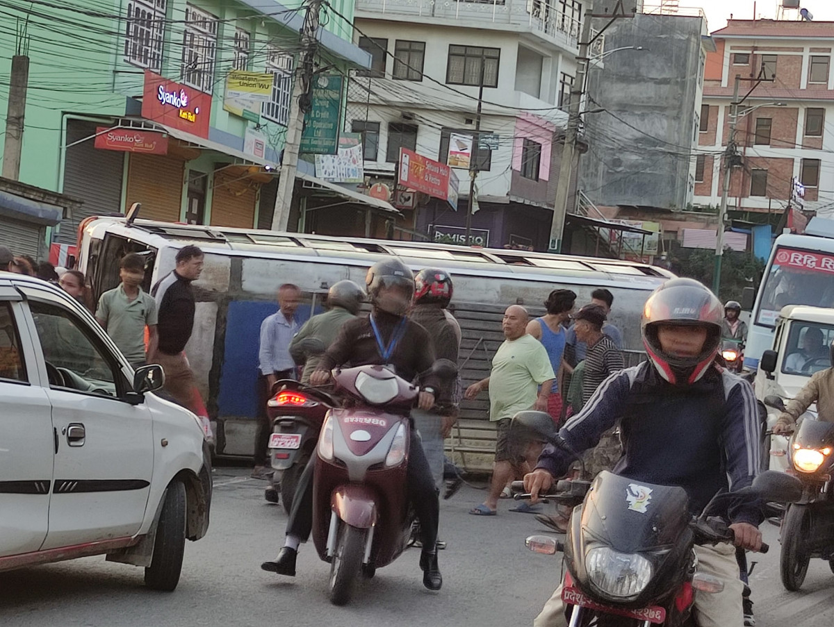 ललितपुरको इमाडोलमा बस पल्टियो