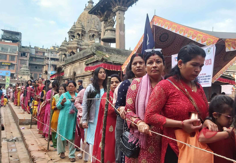 ललितपुरको कृष्ण मन्दिरमा भक्तजनको भीड (तस्विरसहित)